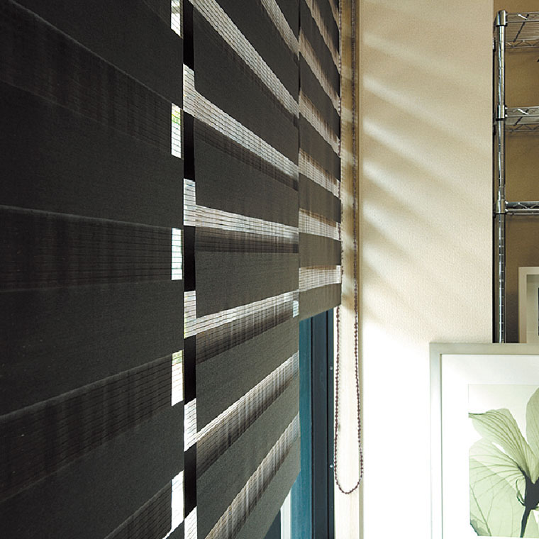 TOSO 調光ロールスクリーン（サイズ 幅130cm×高さ200cm）ホワイト