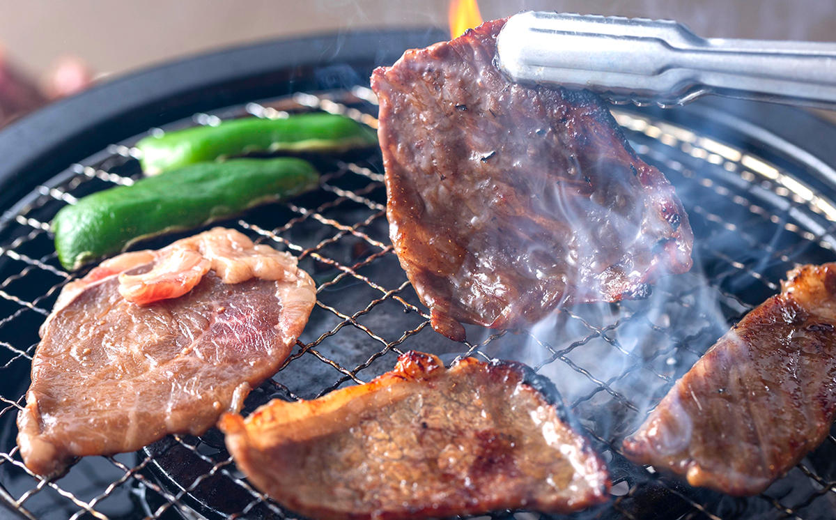 北海道新ひだか町のふるさと納税 北海道産 味付け 焼肉 ＆ 北海道産 黒毛和牛 みついし牛 と ホエー豚 ハンバーグ 計 800g (250g×2パック タレ込 ＆ 100g×3枚)