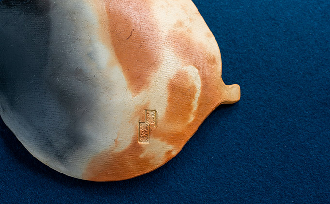 炎と煙が織りなす唯一無二の陶器『赤穂雲火焼 葉皿』上品な一枚で日常