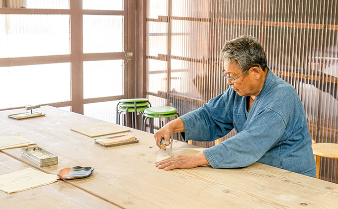 炎と煙が織りなす唯一無二の陶器『赤穂雲火焼 葉皿』上品な一枚