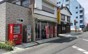 市内に2店舗を構える近江屋釣具店（写真は釣具の貸出場所となる本店）。