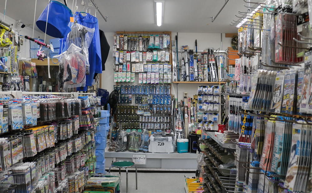 近江屋釣具店では多彩な釣具や活きの良い生餌を取り扱っています。
