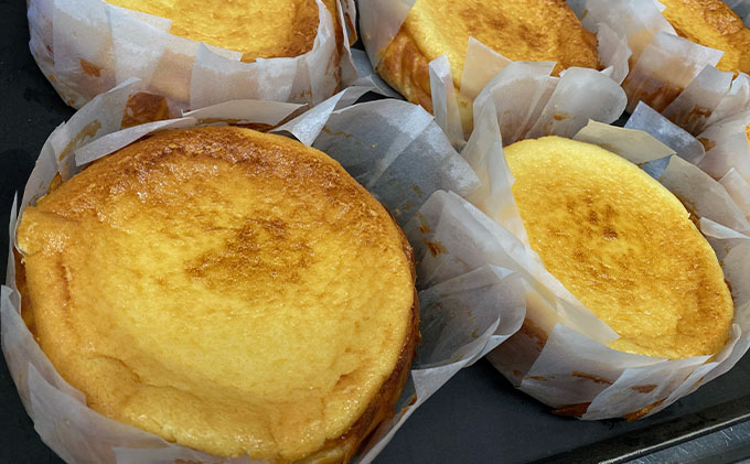 北海道木古内町のふるさと納税 濃厚クリームチーズのベイクドチーズケーキ（ホール）2個