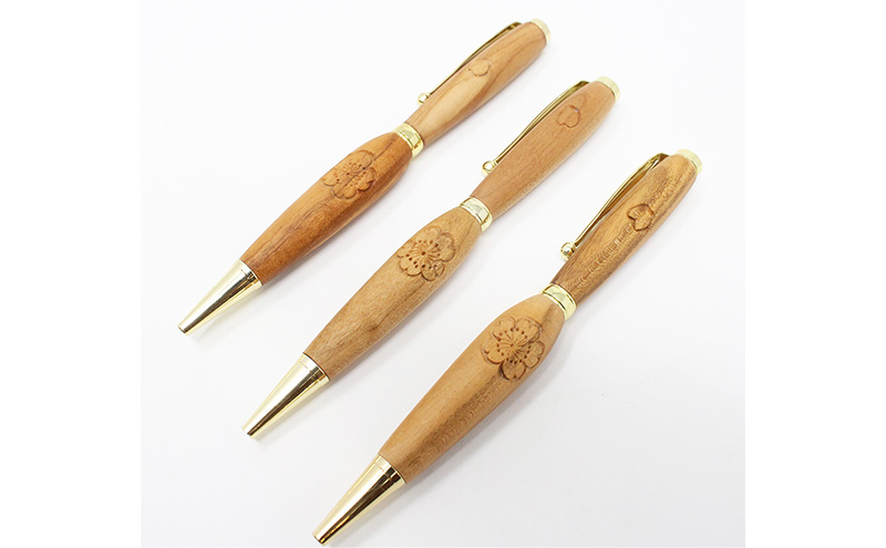 中古 伝統工芸 軽井沢彫り 桜の彫りが上品な印象を与えるレター