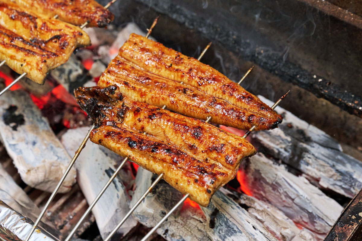 秘伝のタレをつけては焼きを繰り返し、ふっくらトロトロの食感に焼き上げております。