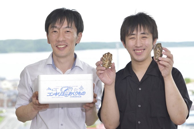 北海道厚岸町のふるさと納税 厚岸産 牡蠣 マルえもん 30個 コンキリエオリジナルセット 北海道 カキ かき  調味料 塩 醤油 アヒージョ