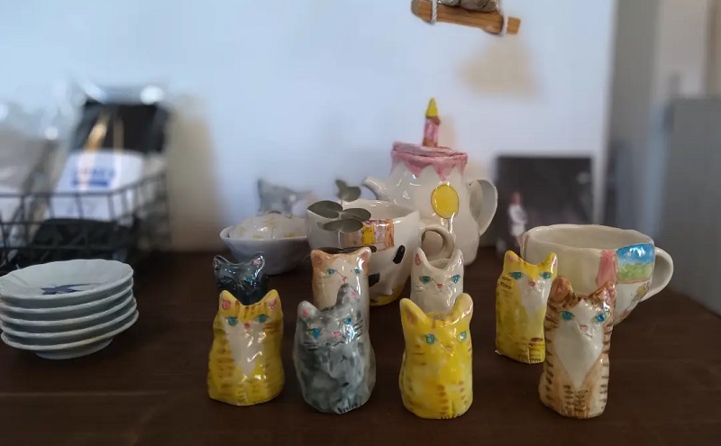 人気作家　flowersさん　一輪挿し　陶器　ネコ　置物　2体セット 人気作家 flowersさん 一輪挿し 陶器 ネコ 置物 2体セット