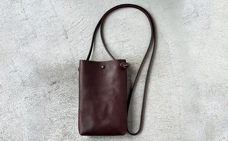 ショルダーleatherスマホケース✿留め革✿　栃木レザーヌメ本革 栃木レザー スマホショルダー 本革 ショルダーバッグ レディース