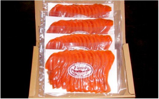 北海道紋別市のふるさと納税 22-29 天然紅鮭無添加スモークサーモン半身(スライス４分割)