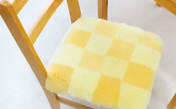 奈良 (株)マスダ製 ムートン座布団 チェック柄 イエロー 40cm×40cm／ ムートン 羊毛皮 羊毛 スプリングラム 100％使用 座布団 ラグ インテリア オールシーズン 通年 贈り物 プレゼント 誕生日 記念日 株式会社マスダ 奈良県 宇陀市 ふるさと納税
