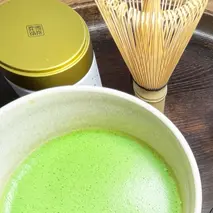 日本茶鑑定士監修の宇治抹茶（40g缶入り）と白ティーカップ〈お茶 茶 煎茶 緑茶 粉末 宇治抹茶 抹茶 ティーカップ 石臼挽き 飲料 加工食品 ハンドメイド 日本茶鑑定士〉 
