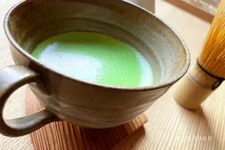 日本茶鑑定士監修の宇治抹茶（40g缶入り）と黒ティーカップ〈お茶 茶 煎茶 緑茶 粉末 宇治抹茶 抹茶 ティーカップ 石臼挽き 飲料 加工食品 ハンドメイド 日本茶鑑定士〉 