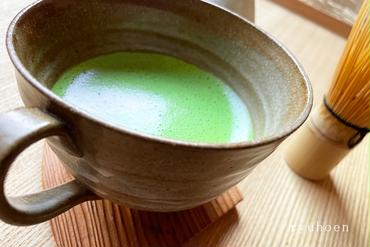 日本茶鑑定士監修の宇治抹茶（40g缶入り）と黒ティーカップ