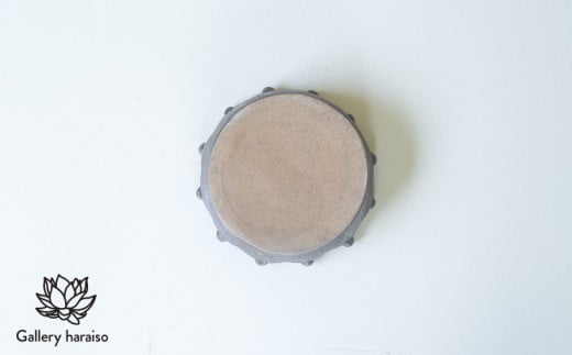 【沖縄のかわいい器】土の種のクラウン皿　キビ灰黒釉