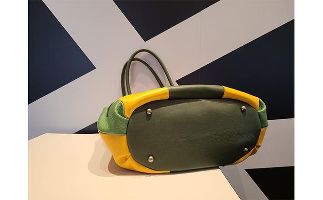 アボカドデザインのアートなレザートートバッグ