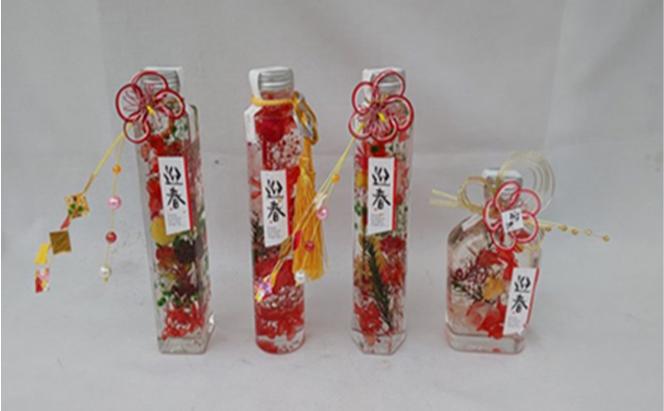 サンタの帽子つきのクリスマスハーバリウムと赤を基調とした迎春ハーバリウム　Lサイズおまかせ2本セット ｜ インテリア 植物 お花 お正月 イベント 冬 鮮やか 鑑賞 手入れ不要 ガラス 癒し ※離島への配送不可 ※2025年12月中旬～12月下旬頃に順次発送予定