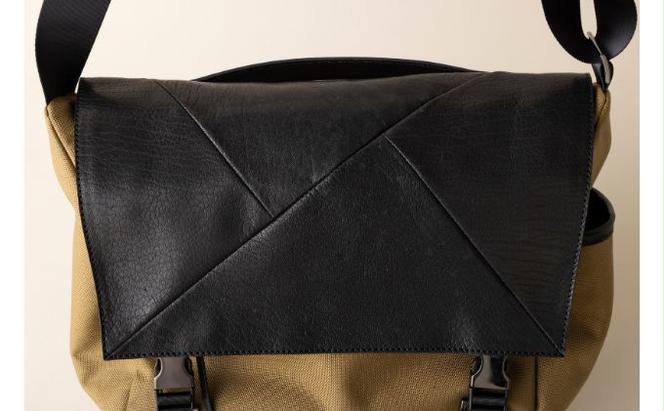 革のカシミヤ　国産野生鹿革を使用したミディアムサイズのメッセンジャーバッグ