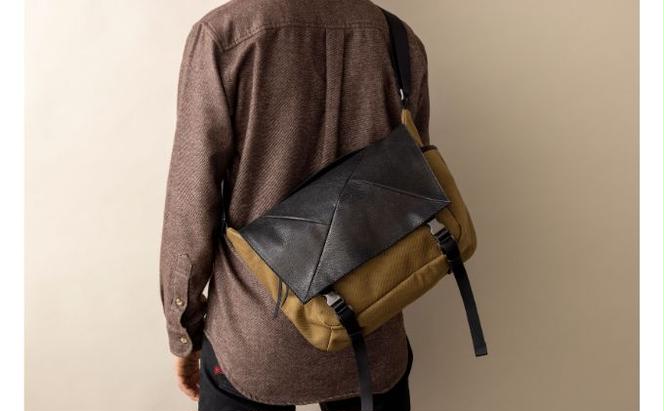 革のカシミヤ　国産野生鹿革を使用したミディアムサイズのメッセンジャーバッグ
