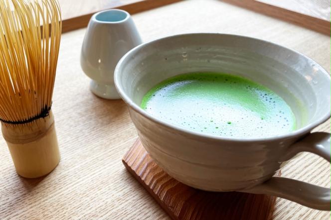 日本茶鑑定士監修の宇治抹茶（40g缶入り）と白ティーカップ 