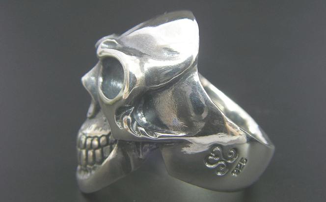 Standard  skull  ring