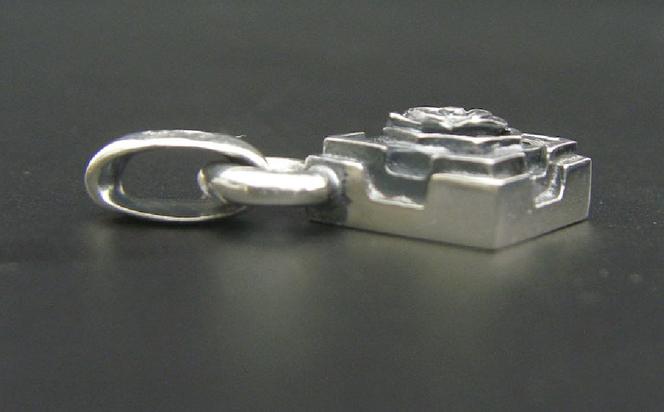 Pyramid pendant ピラミッド ペンダント ｜ シルバー シルバー925 ハンドメイド 手作り アクセサリー ペンダントトップ ネックレス チャーム ジュエリー アクセ ファッション 人気 シンプル ギフト プレゼント 年末年始 お中元 お歳暮 内祝い 快気祝い