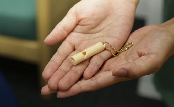 ホイッスル 曲がって割れない防災笛【雫音（しずね）】 笛 防災笛 シリコーンゴム製 防災ホイッスル 雫音 町工場 災害 弾性 水に強い 墨田区 東京都