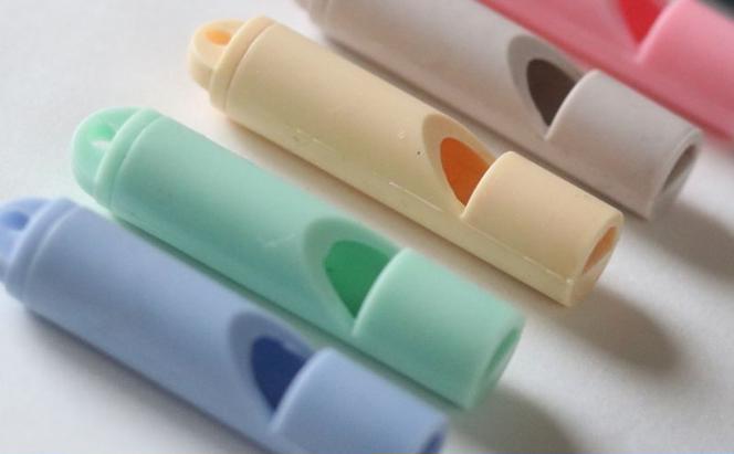 ホイッスル 曲がって割れない防災笛【雫音（しずね）】 笛 防災笛 シリコーンゴム製 防災ホイッスル 雫音 町工場 災害 弾性 水に強い 墨田区 東京都