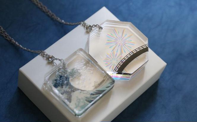 ネックレス 色と文化を重ねて「遊」ぶアクリルレイヤ—ネックレス【遊】 アクセサリー アクリルレイヤーネックレス 葛飾北斎 隅田川花火大会 レイヤー分け 重層的 小道具 墨田区 東京都